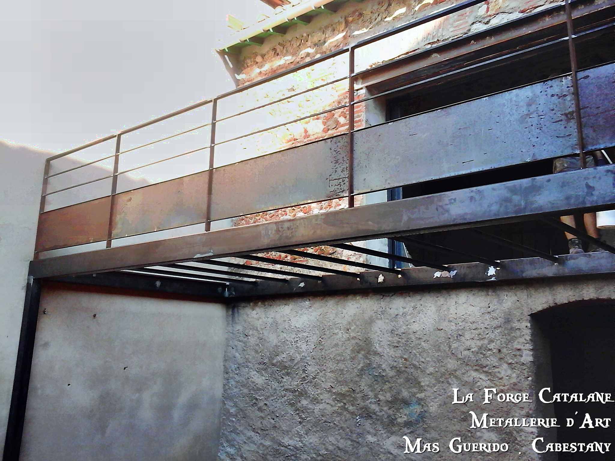 plateforme plancher lames de bois garde corps soubassement tole pleine forge catalane.jpg